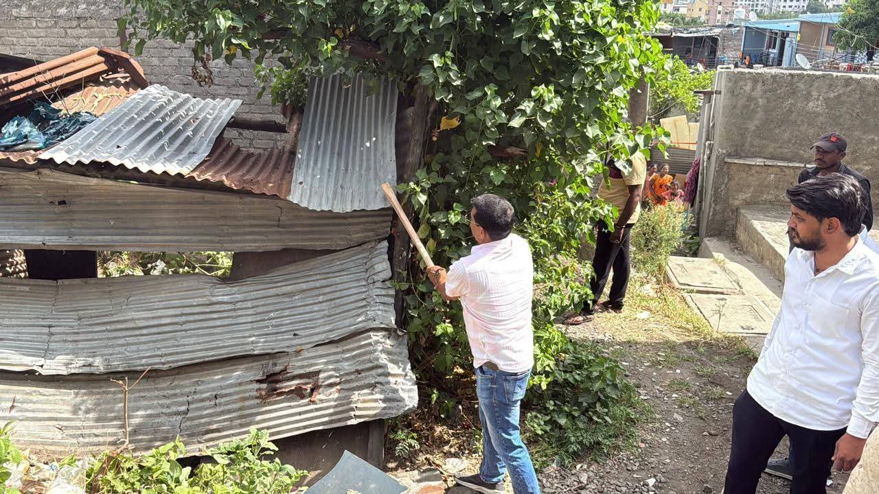 हडपसरमध्ये शिवसेनेचा हल्लाबोल; अवैध हातभट्ट्या जमीनदोस्त हडपसरमध्ये शिवसेनेचा हल्लाबोल; अवैध हातभट्ट्या जमीनदोस्त