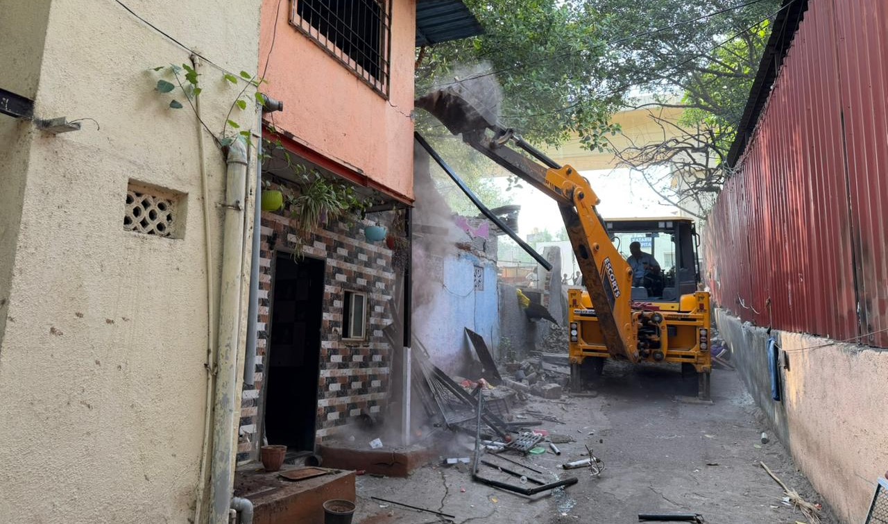 येरवडा परिसरातील ताडीगुट्टा व विमा गार्डन येथील झोपड्यांवर कारवाई येरवडा परिसरातील ताडीगुट्टा व विमा गार्डन येथील झोपड्यांवर कारवाई