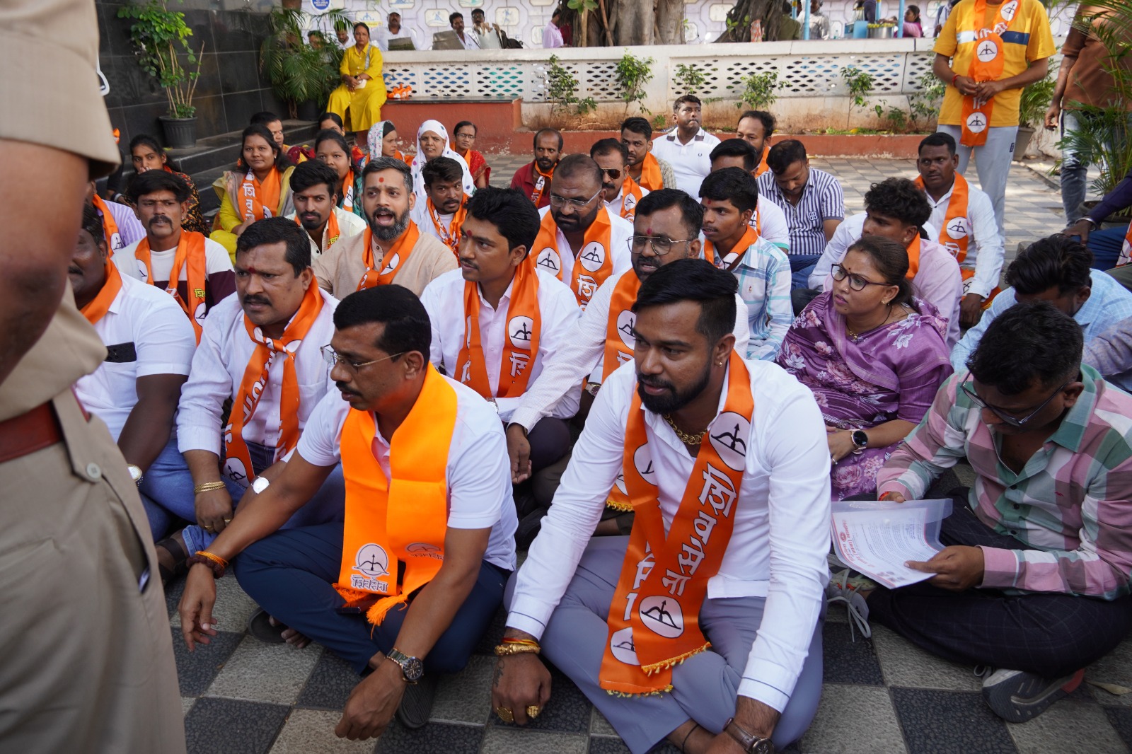 दारूकांड प्रकरणी शिवसेनेचे हडपसर पोलीस स्टेशनसमोर आंदोलन
