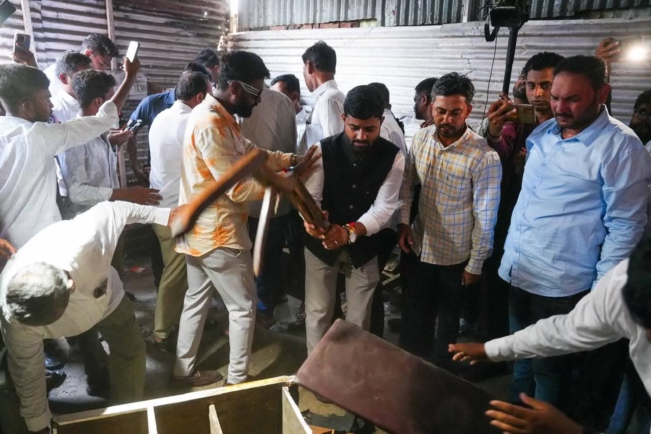 हडपसरमधील पांढरे मळा येथे विषारी दारूचा कहर; सहा जणांचा मृत्यू हडपसरमधील पांढरे मळा येथे विषारी दारूचा कहर; सहा जणांचा मृत्यू