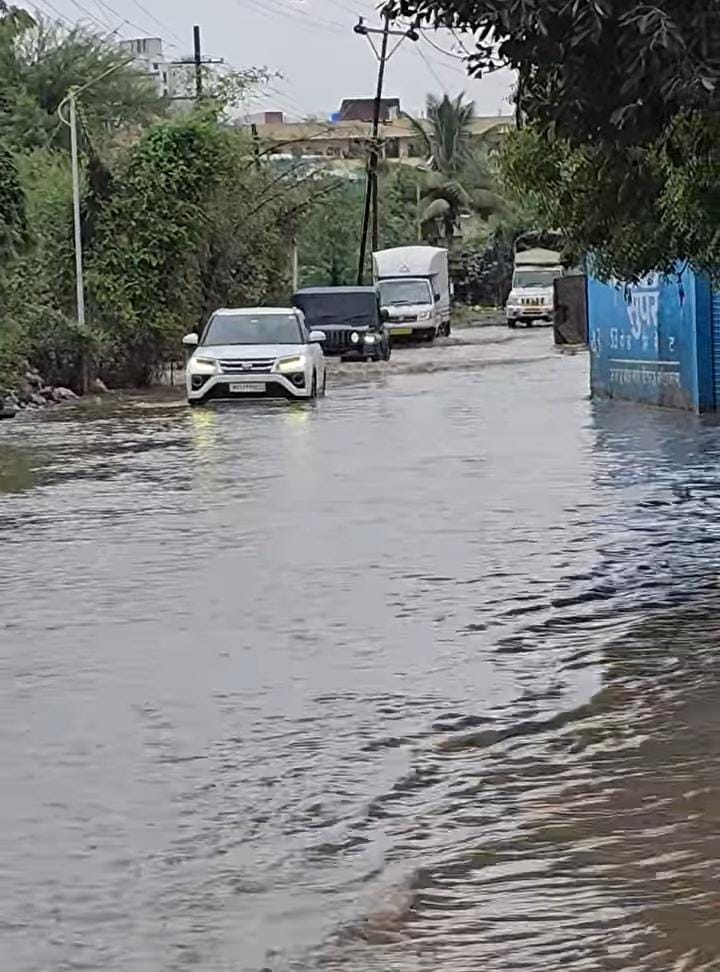 पालखी मार्गावर प्रचंड पाणी