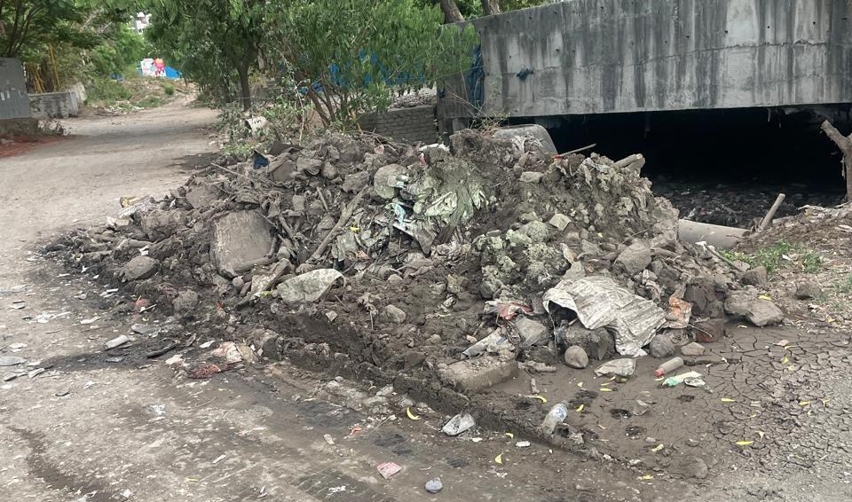 नालेसफाईचा फज्जा? ओढ्यातील गाळ रस्त्यावरच; सातवनगरकरांचा संताप