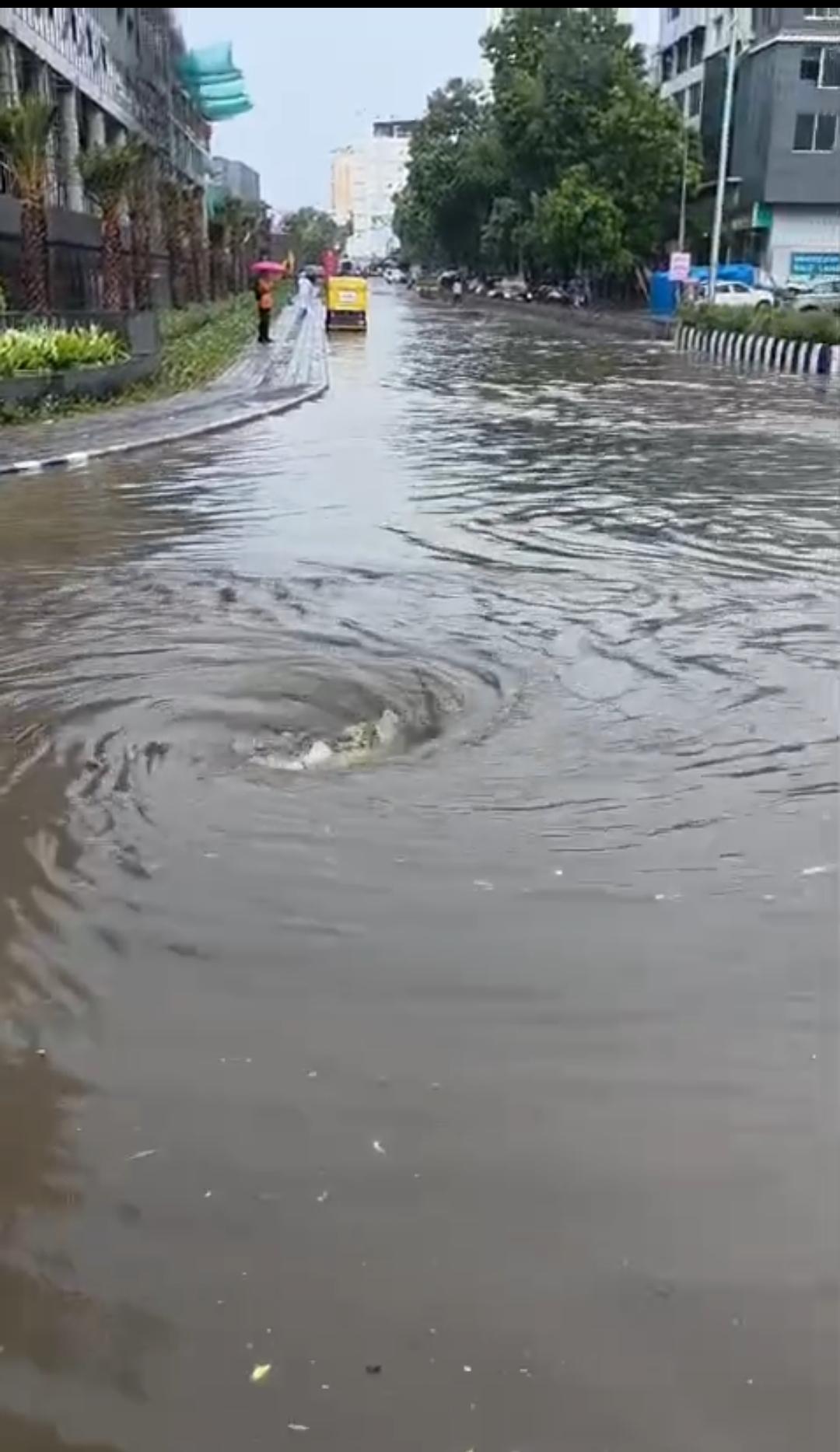 एक कोटींच्या ड्रेनेज सफाईचा दावा फोल ; डीपी रोडवर सांडपाण्याचा पूर
