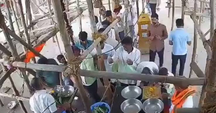 परभणीत मंदिरासमोरील सभामंडपाचे खांब कोसळले; ५ जण गंभीर परभणीत मंदिरासमोरील सभामंडपाचे खांब कोसळले; ५ जण गंभीर