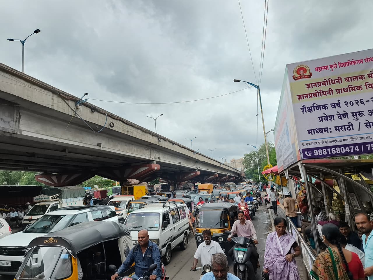 वीजपुरवठा खंडित, सिग्नल यंत्रणा बंद; हजारो नागरिक तासन्तास वाहतूक कोंडीत