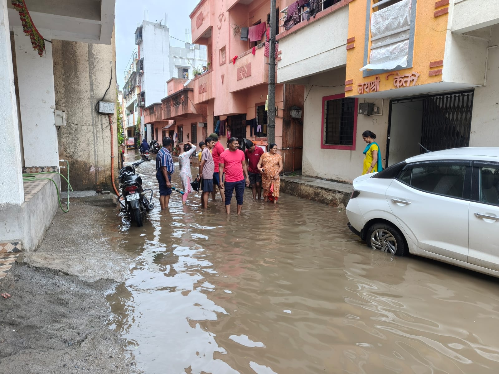 काळे-बोराटे नगरात पावसाचे पाणी साचल्याने नागरिक त्रस्त; १५ वर्षांपासून समस्या कायम
