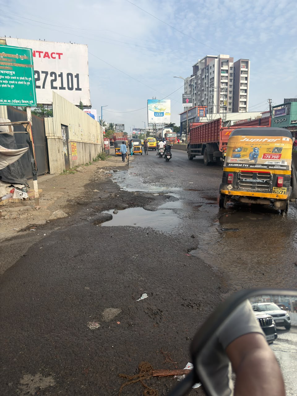 मंतरवाडी–कोंढवा रस्त्यावर १५ दिवसांपासून सांडपाण्याचा विळखा मंतरवाडी–कोंढवा रस्त्यावर १५ दिवसांपासून सांडपाण्याचा विळखा