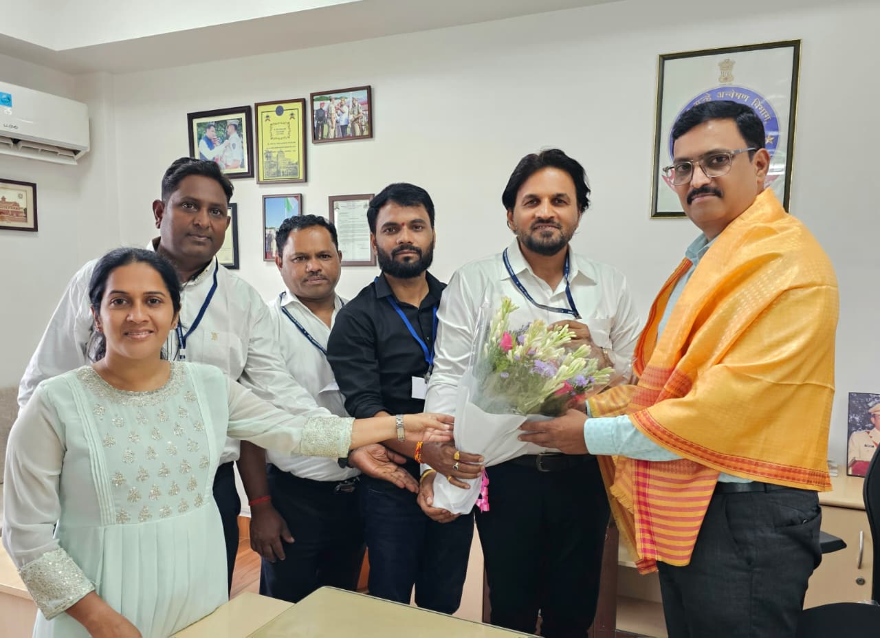 पत्रकारांच्या मुलाच्या शिक्षणासाठी आर्थिक मदतीचा धनादेश प्रदान