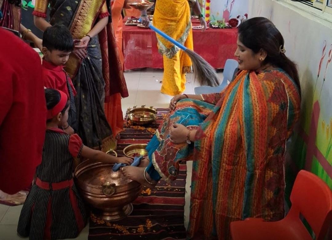 शाळेत विद्यार्थ्यांकडून नगरसेविकेचे पाद्यपूजन; व्हायरल फोटोंनंतर संताप