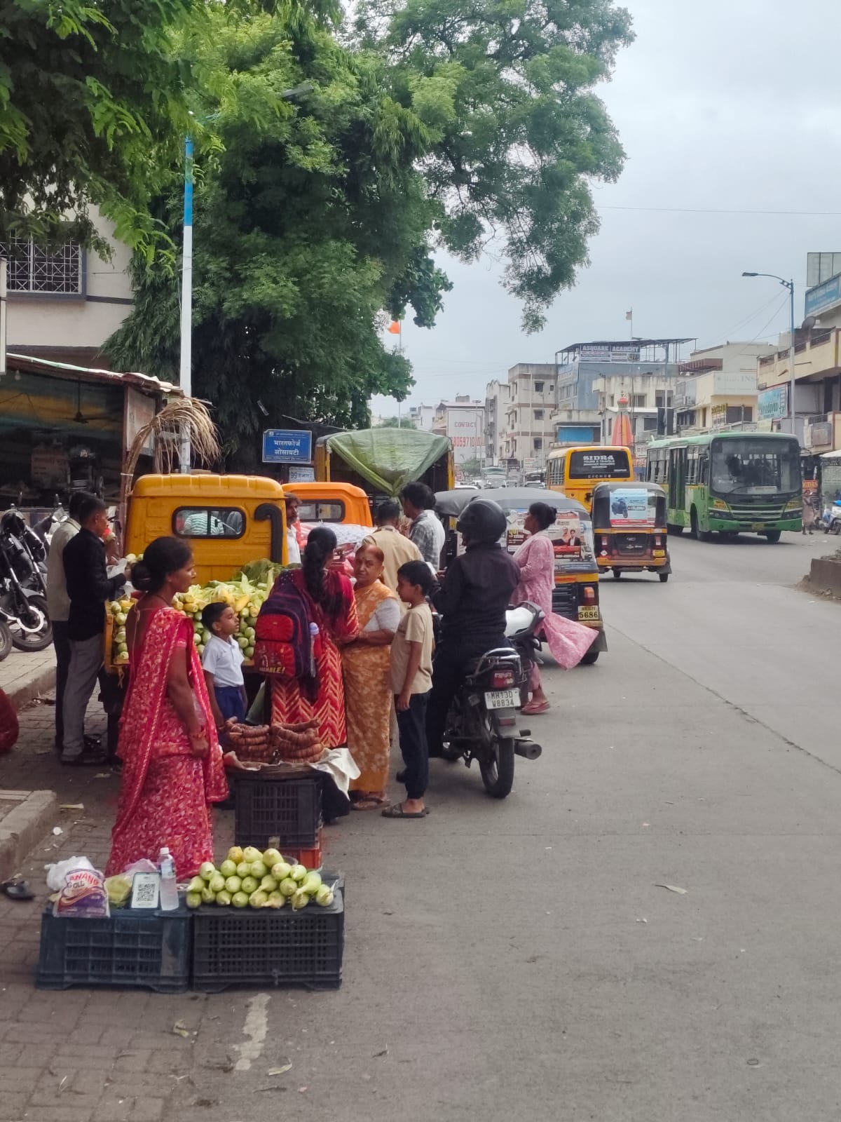 ससाणे नगरचा मुख्य रस्ता बेकायदेशीर अतिक्रमणाच्या विळख्यात ससाणे नगरचा मुख्य रस्ता बेकायदेशीर अतिक्रमणाच्या विळख्यात