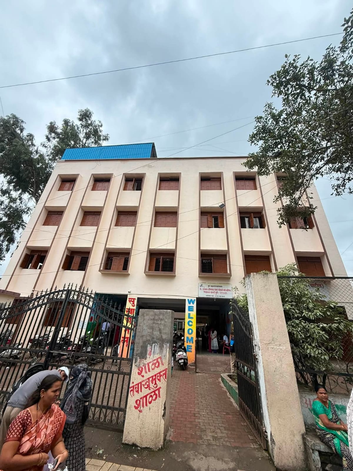महापालिकेच्या शाळांतील स्वच्छतेचा बोजवारा; १,५०० विद्यार्थ्यांच्या आरोग्याशी खेळ? महापालिकेच्या शाळांतील स्वच्छतेचा बोजवारा; १,५०० विद्यार्थ्यांच्या आरोग्याशी खेळ?