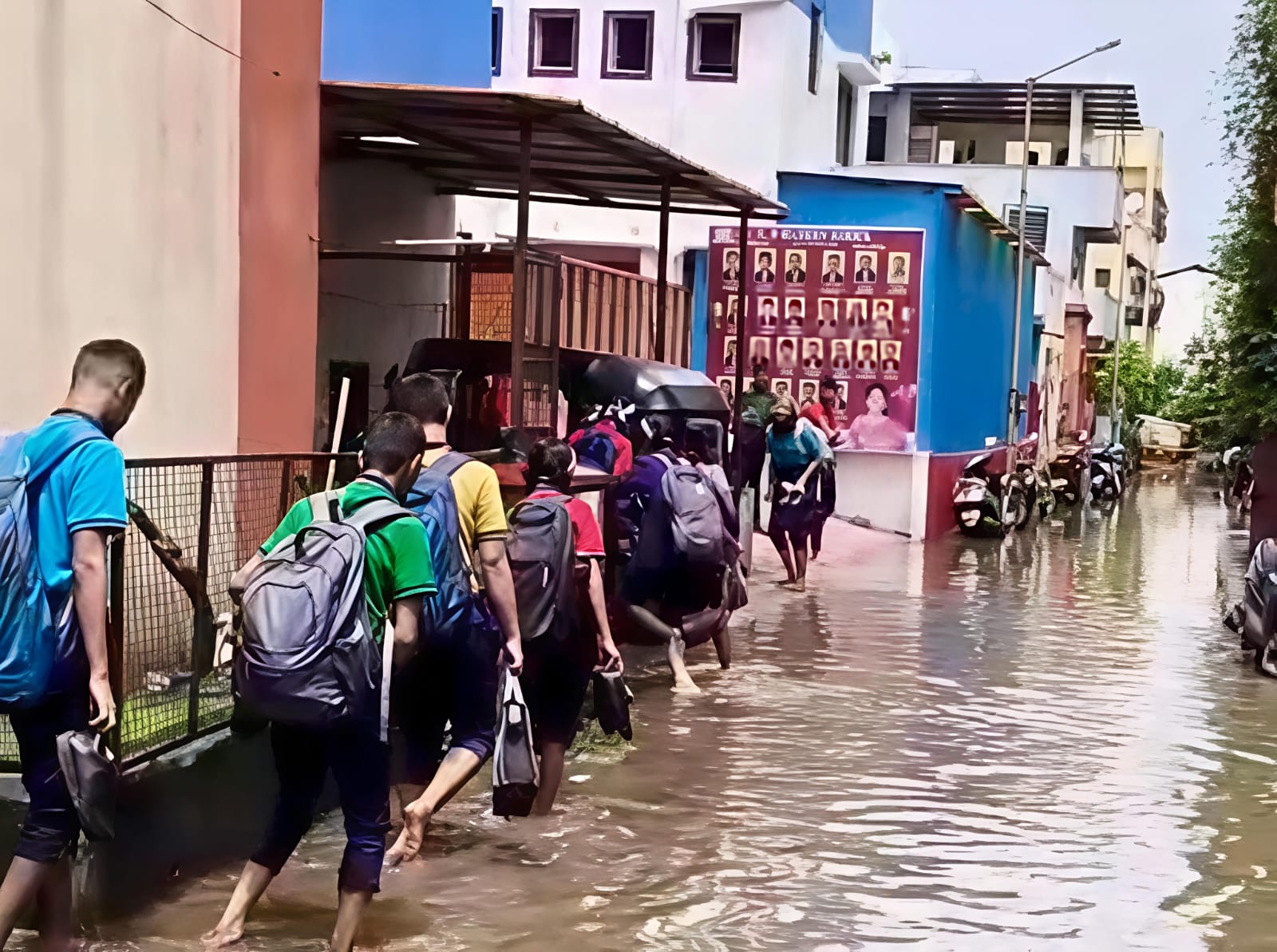 जोगेश्वरी कॉलनीत घाण पाण्यातून शाळेत जाण्याची वेळ