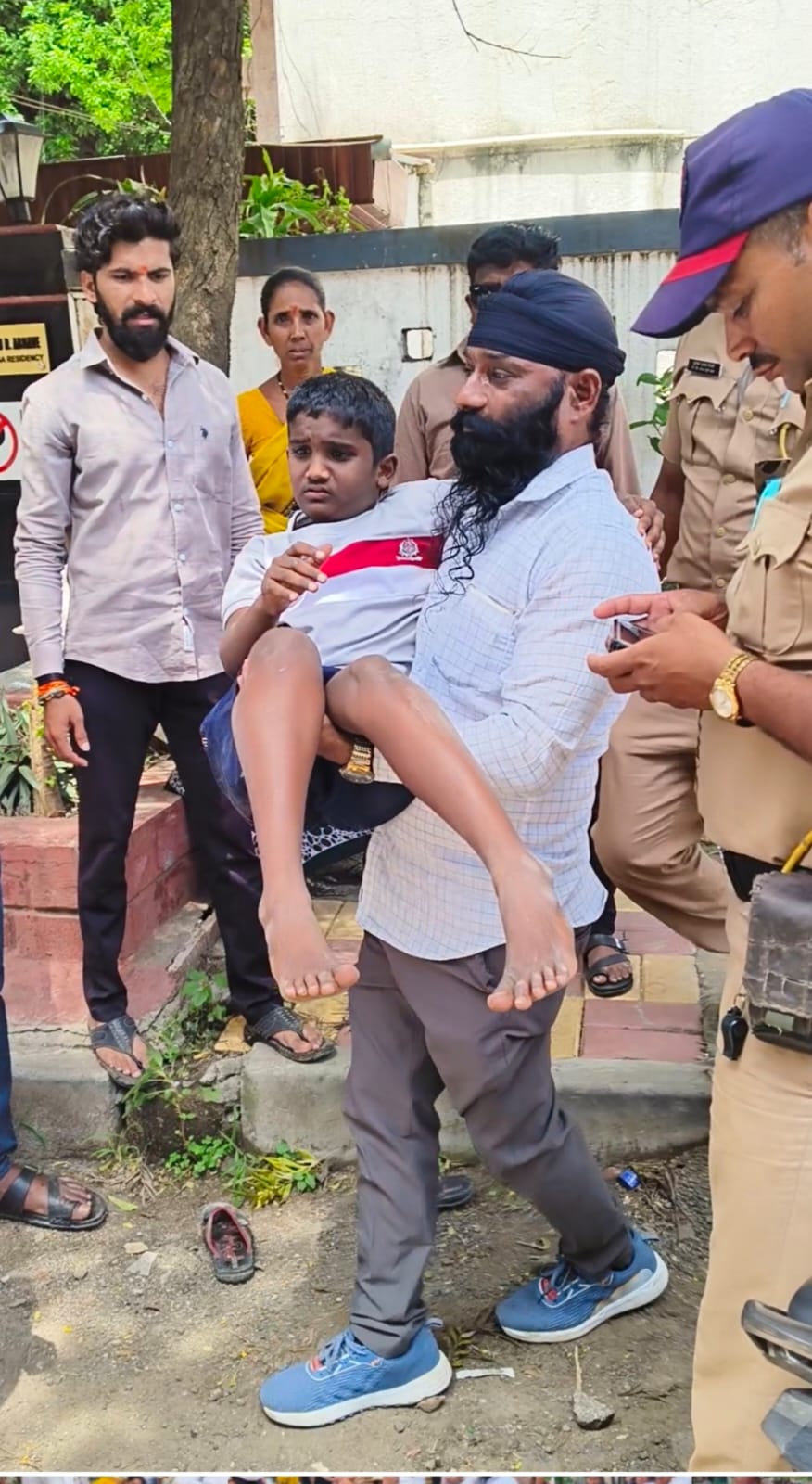 रिक्षाच्या धडकेत जखमी झालेल्या चिमुकल्याला डॉ. बच्चुसिंग टाक यांची मदत रिक्षाच्या धडकेत जखमी झालेल्या चिमुकल्याला डॉ. बच्चुसिंग टाक यांची मदत