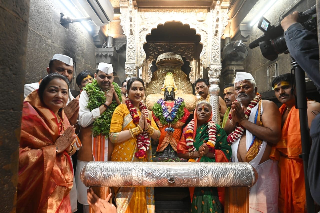शासकीय महापूजेनंतर मुख्यमंत्री यांनी घेतले श्री विठ्ठल-रुक्मिणींचे दर्शन