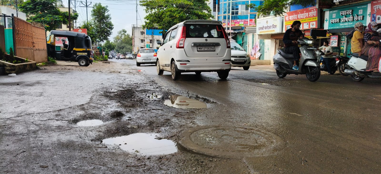 दुचाकीवरून रस्ते तपासा; गणेशोत्सवापूर्वी खड्डे बुजवा दुचाकीवरून रस्ते तपासा; गणेशोत्सवापूर्वी खड्डे बुजवा