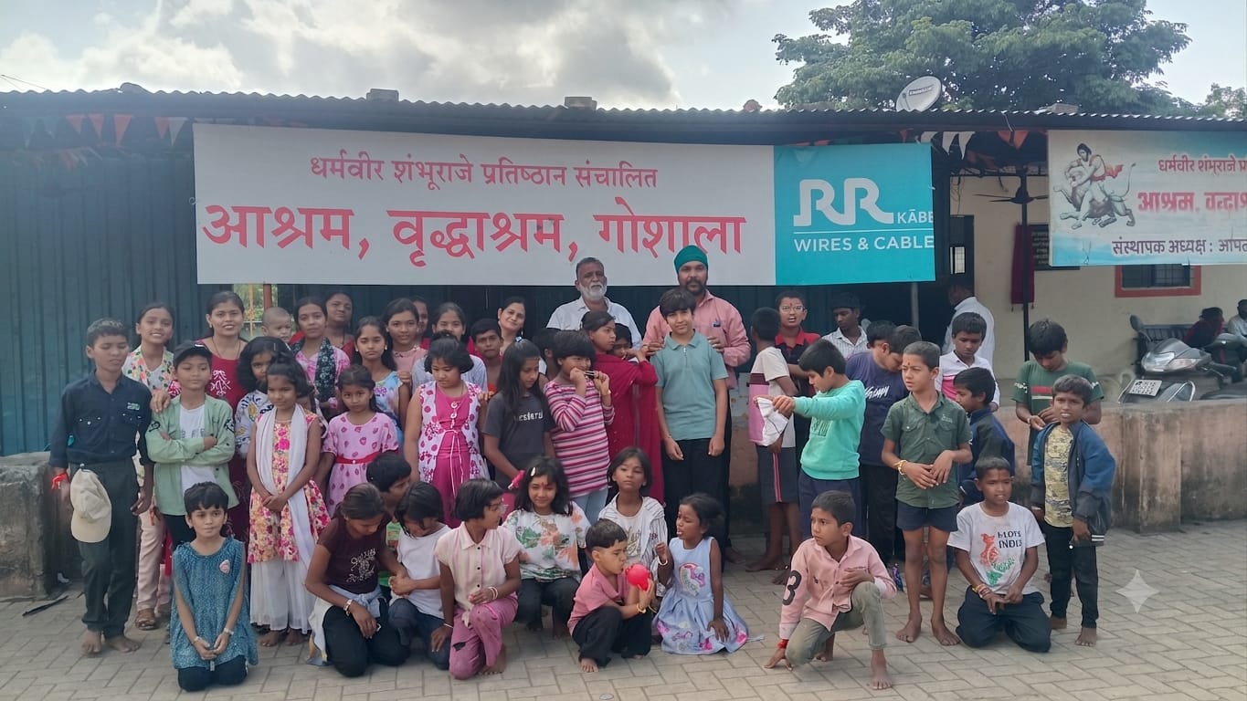 रक्ताचे नाते नसले तरी आपुलकीचा धागा; अनाथाश्रमात रक्षाबंधन उत्साहात रक्ताचे नाते नसले तरी आपुलकीचा धागा; अनाथाश्रमात रक्षाबंधन उत्साहात