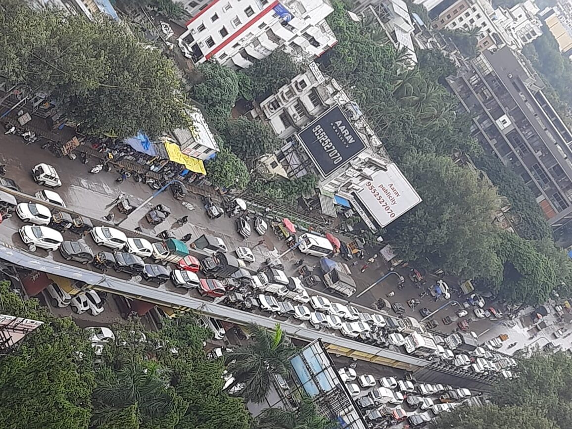 हडपसरची वाहतूक कोंडी ‘नित्याची’च; विकास आराखड्यातील रस्ते ३८ वर्षे रखडल्याने नागरिक हैराण हडपसरची वाहतूक कोंडी ‘नित्याची’च; विकास आराखड्यातील रस्ते ३८ वर्षे रखडल्याने नागरिक हैराण