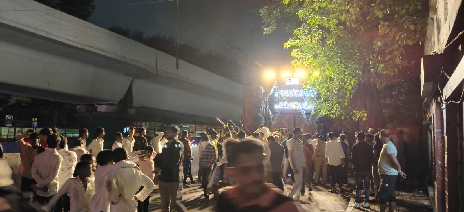 स्वारगेटमध्ये मिरवणुक; ट्रॅक्टर झाडाच्या फांदीत अडकल्याने पुलगेटपर्यंत कोंडी
