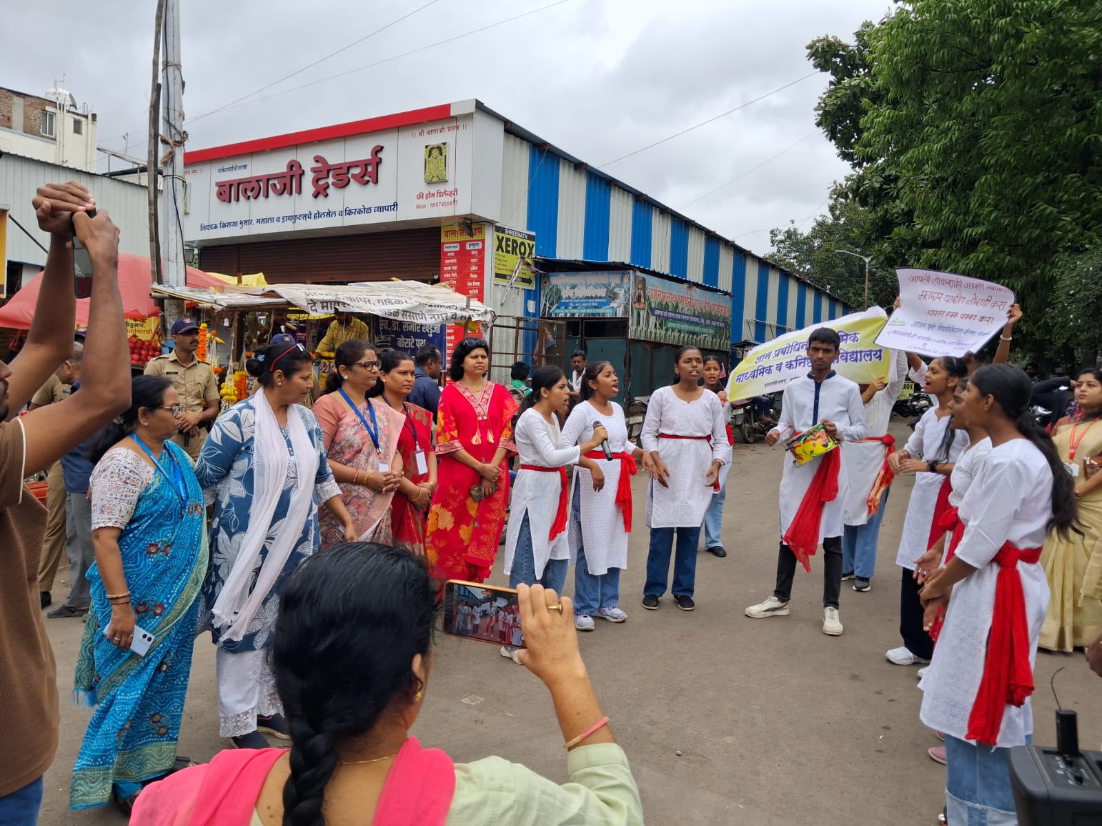 ससाणेनगरमध्ये विद्यार्थ्यांचे पथनाट्य; ‘SIR’ व मतदान जागृतीचा प्रभावी संदेश ससाणेनगरमध्ये विद्यार्थ्यांचे पथनाट्य; ‘SIR’ व मतदान जागृतीचा प्रभावी संदेश