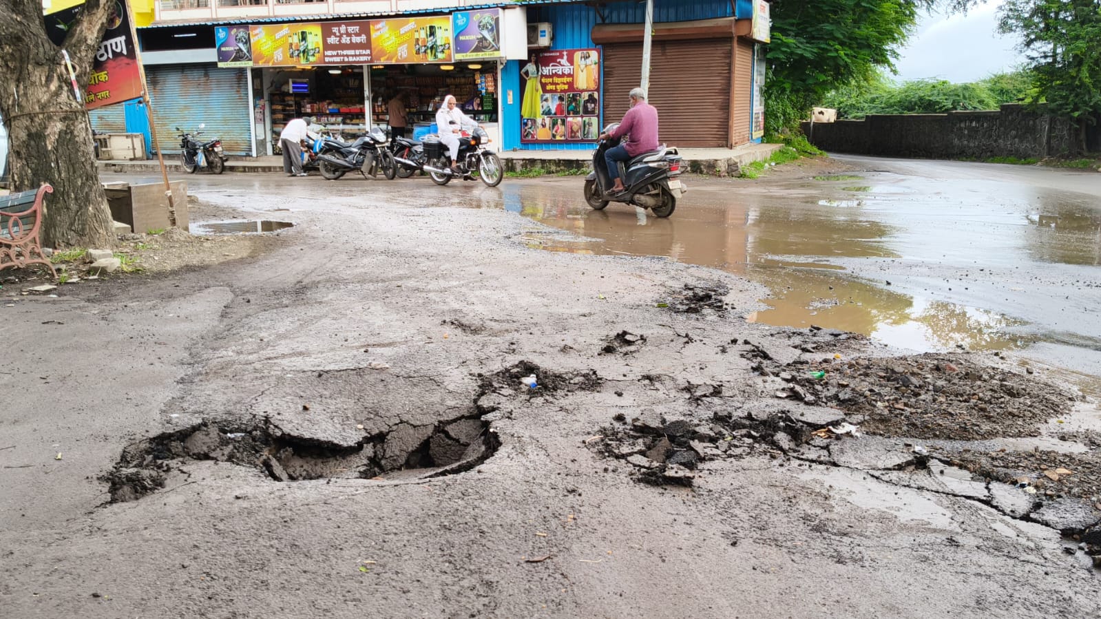 दोन महिन्यांपूर्वीचे पॅचवर्कही खचले; रस्त्याच्या गुणवत्तेवर प्रश्नचिन्ह! दोन महिन्यांपूर्वीचे पॅचवर्कही खचले; रस्त्याच्या गुणवत्तेवर प्रश्नचिन्ह!