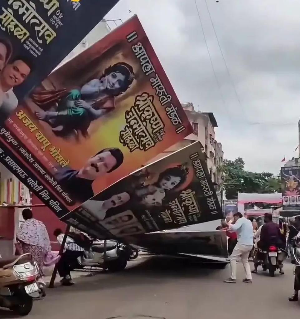 गंज पेठेत मोठा बॅनर कोसळला;  अधिकाऱ्यांच्या दुर्लक्षावर खडा सवाल