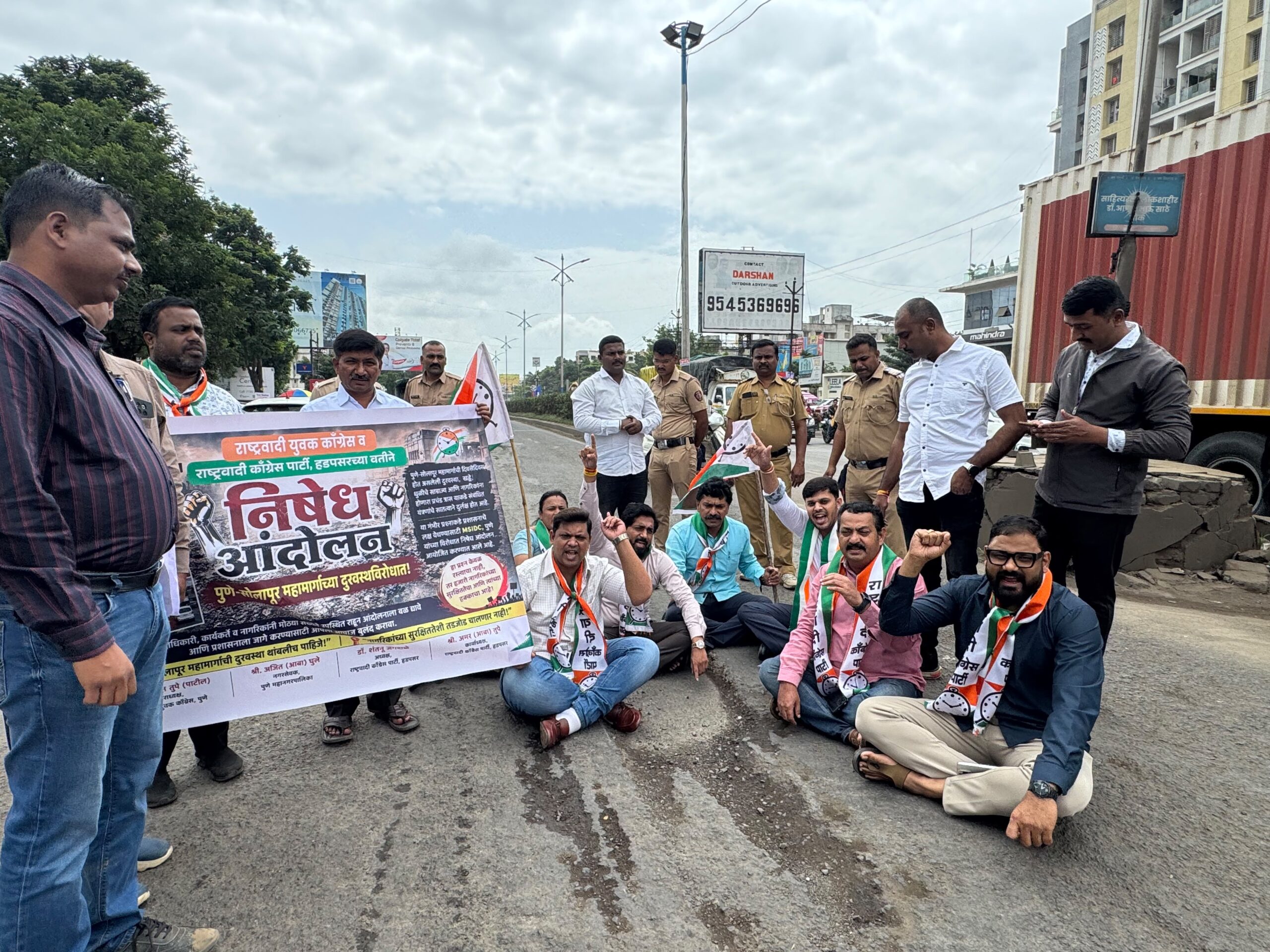 खड्ड्यांविरोधात राष्ट्रवादीचे आंदोलन; चार-पाच दिवसांत दुरुस्तीचे आश्वासन