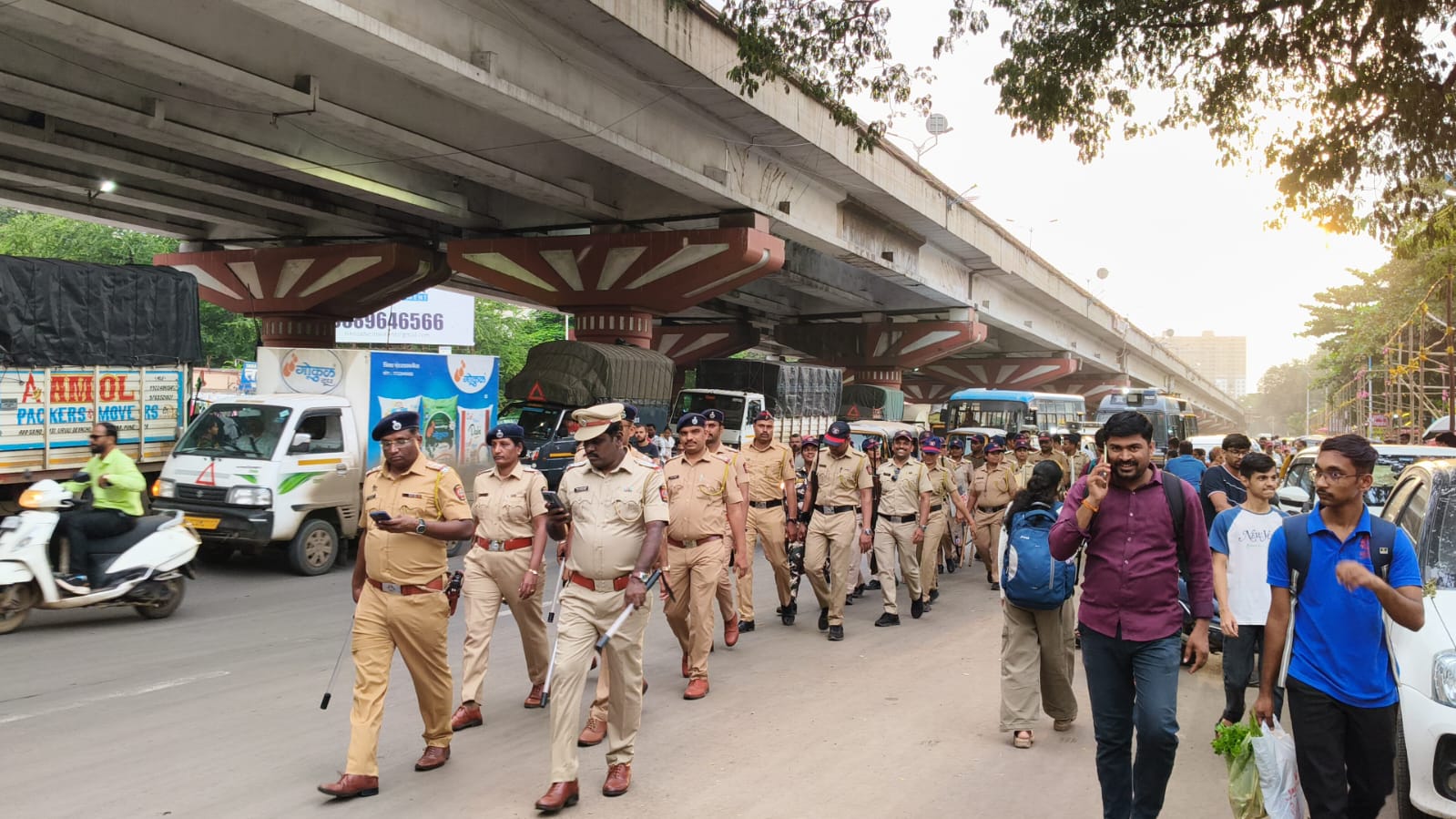 सणासुदीच्या पार्श्वभूमीवर हडपसर पोलिसांचे संचलन
