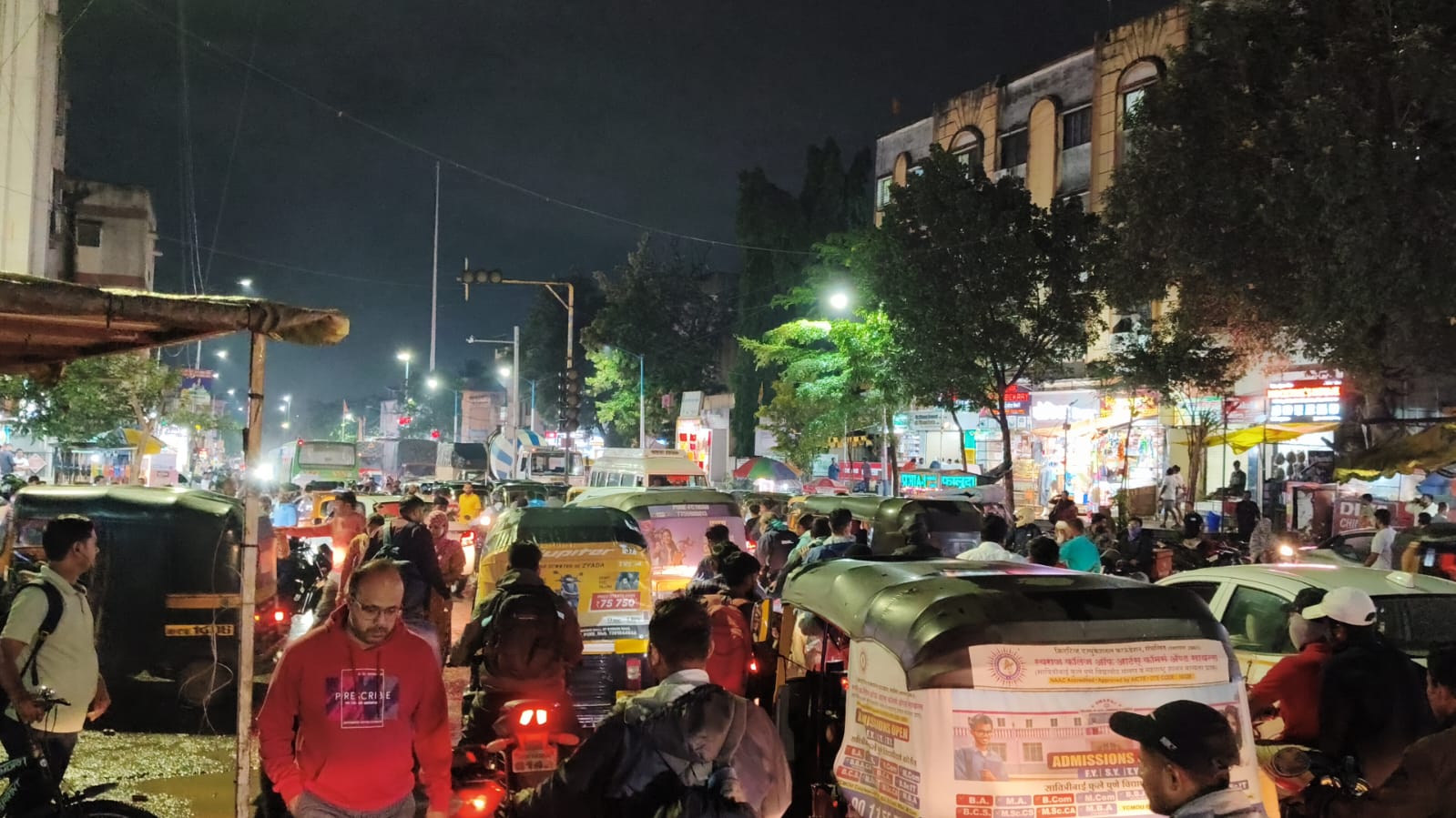 लेखी तक्रारींनंतरही कारवाई नाही; ससाणे नगरमधील अतिक्रमणांबाबत नागरिकांचा संताप लेखी तक्रारींनंतरही कारवाई नाही; ससाणे नगरमधील अतिक्रमणांबाबत नागरिकांचा संताप