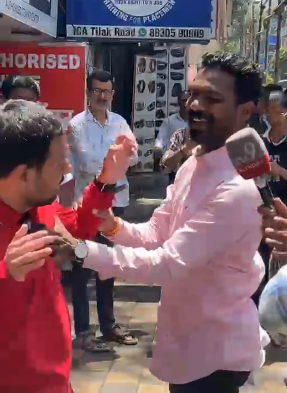 विद्यानंद बापट यांच्यावर ‘भ्याड हल्ला’; मारहाणीचा व्हिडिओ समोर