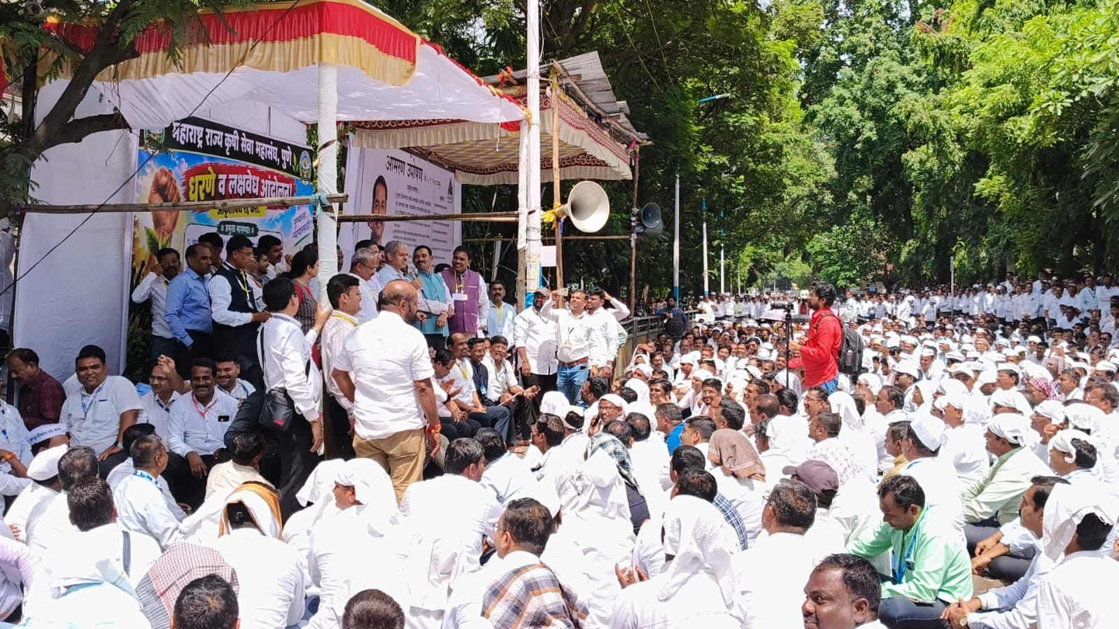 कृषी विभागाच्या नव्या आकृतिबंधाविरोधात पुणे स्टेशन परिसरात आंदोलन
