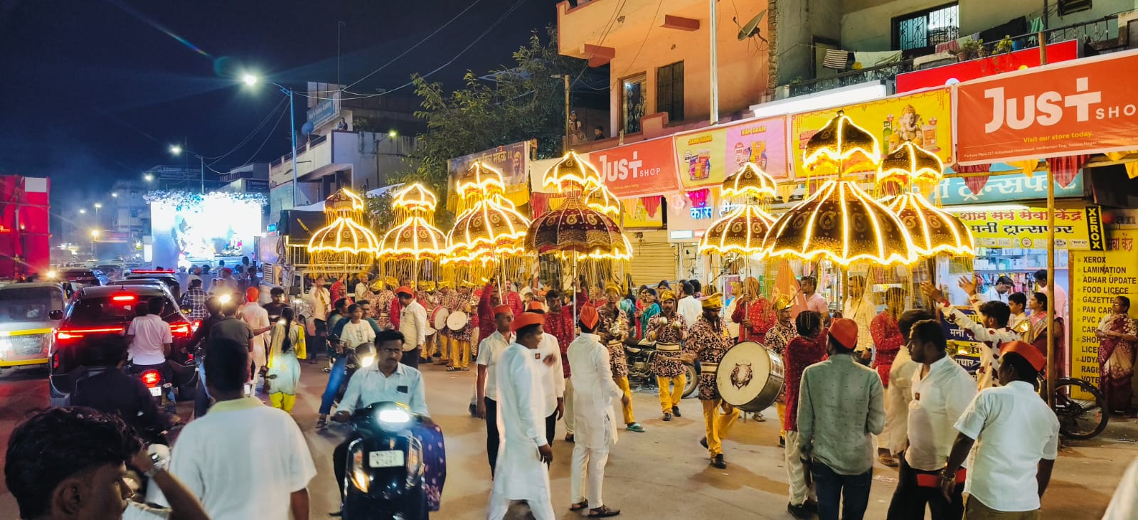 ढोल-ताशांच्या गजरात हडपसर ससाणेनगरमध्ये गणरायाचे आगमन ढोल-ताशांच्या गजरात हडपसर ससाणेनगरमध्ये गणरायाचे आगमन