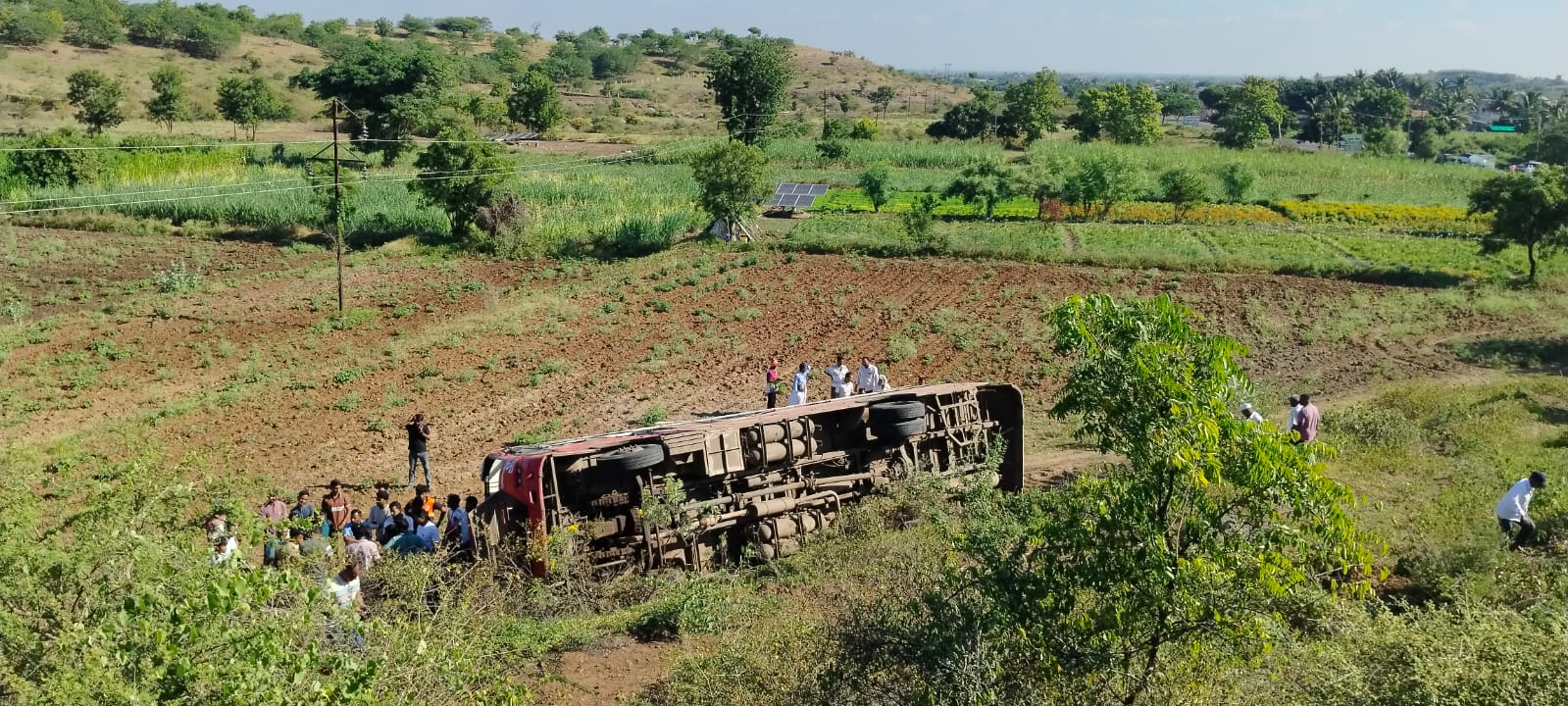 सुपे घाटात विद्यार्थ्यांना घेऊन जाणारी एसटी दरीत कोसळली