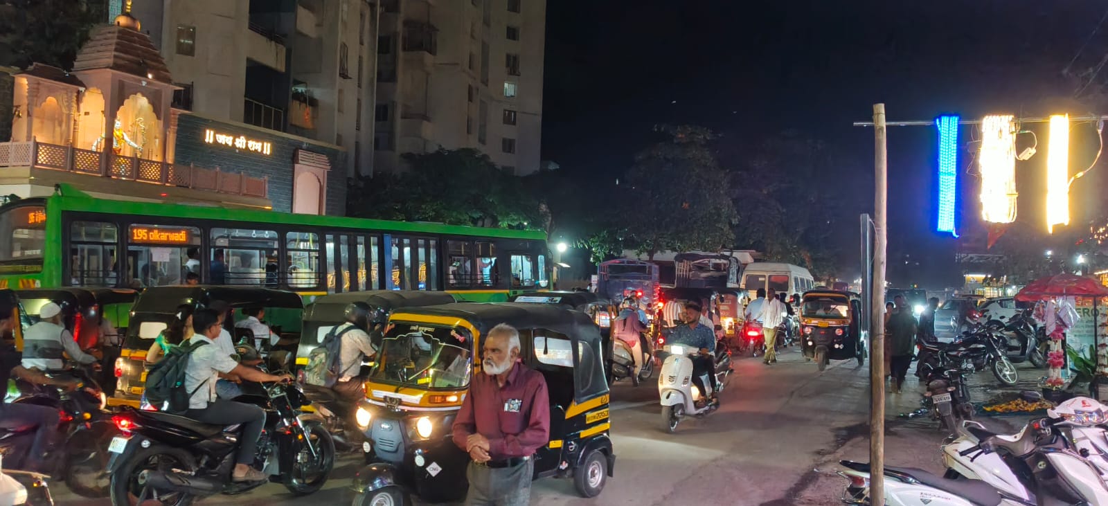 गौरी पूजनाच्या गर्दीत हडपसर ठप्प; वाहतूक नियोजनाचा अभाव
