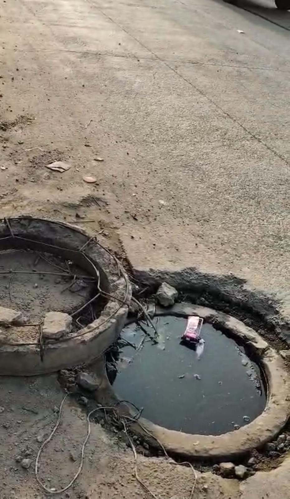उंड्री-मंतरवाडी मुख्य रस्त्यावर तुटलेल्या चेंबरच्या झाकणामुळे अपघाताचा धोका