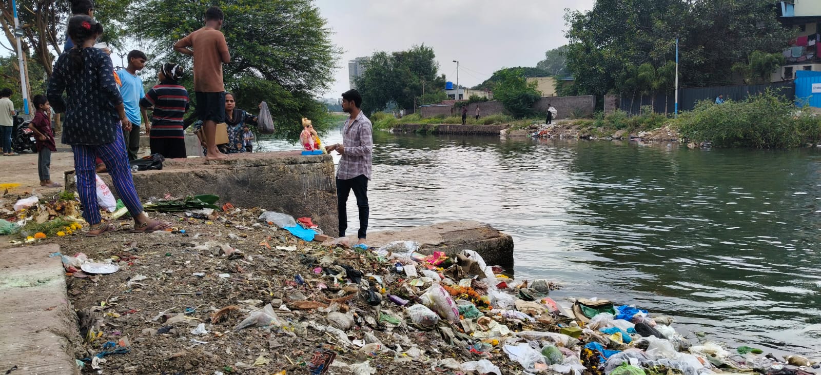 हिंगणे मळा विसर्जन घाटावर अस्वच्छता; सुरक्षा व्यवस्था कुठे?