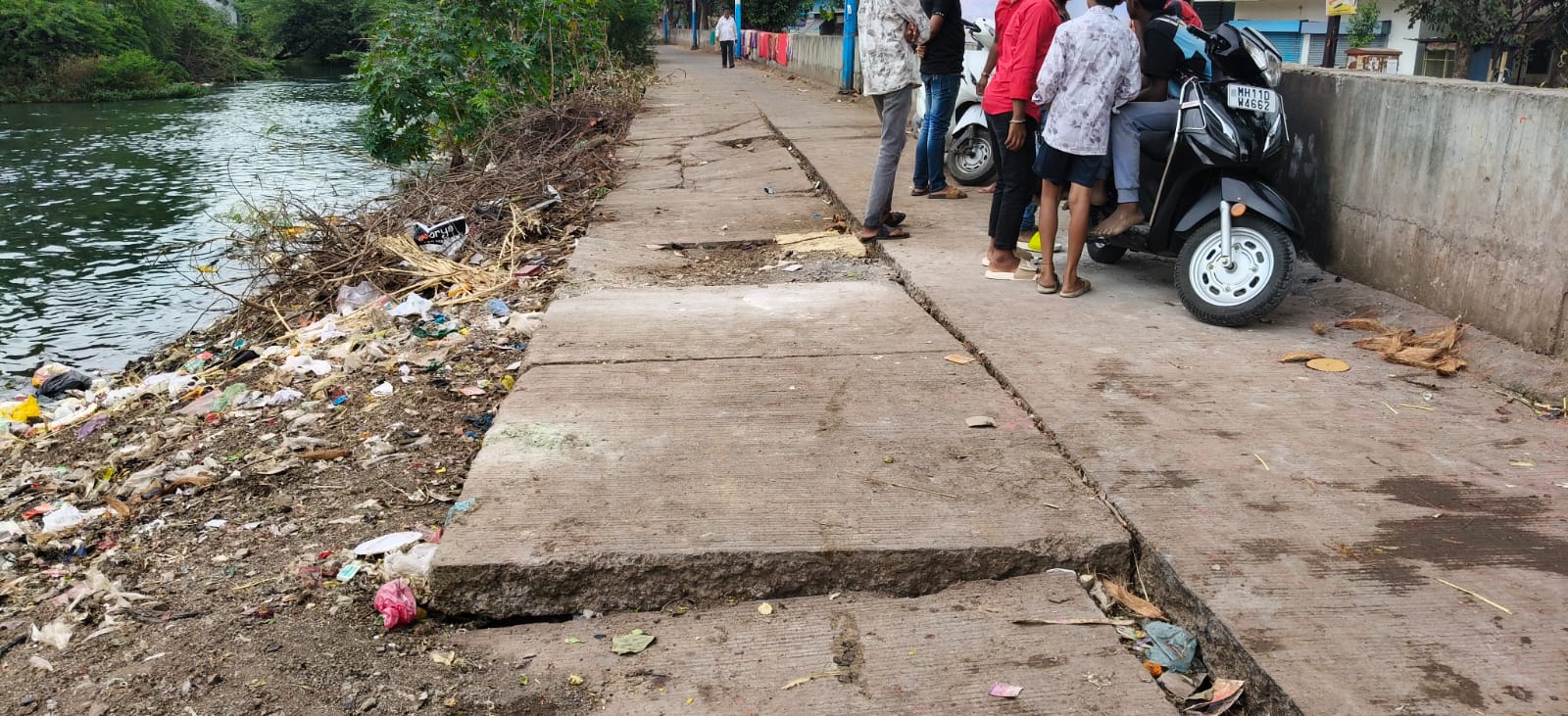 हडपसर–वैदुवाडी मार्गावर अपघाताचा धोका; तातडीच्या उपाययोजनांची मागणी
