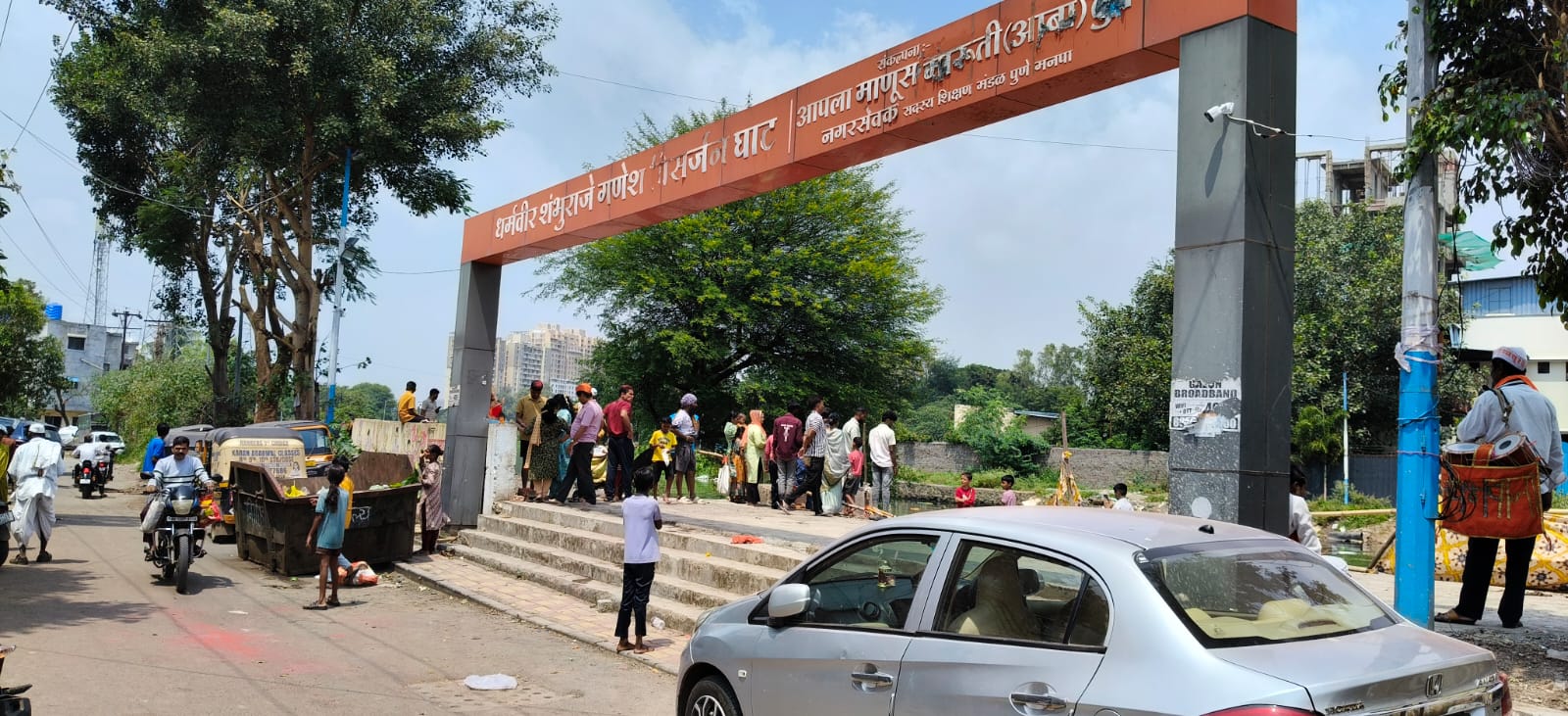 विसर्जनादरम्यान महिला पोलिसावर हल्ला, तिघांवर गुन्हा विसर्जनादरम्यान महिला पोलिसावर हल्ला, तिघांवर गुन्हा