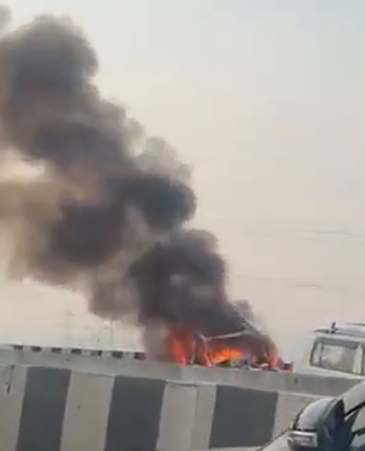 विजयवाडा बायपासवर इलेक्ट्रिक कारला आग; तीन वर्षांच्या बालकासह चौघांचा मृत्यू